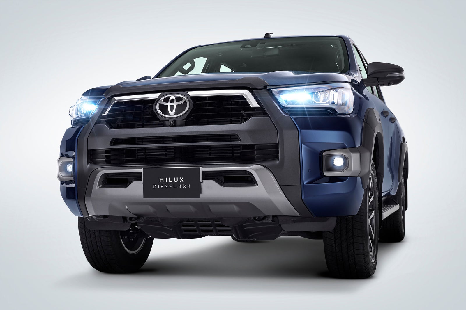 Toyota Hilux 2025 doble cabina en color blanco